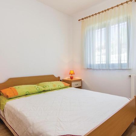 Beautiful Apartment In Porec With Kitchen Exteriör bild