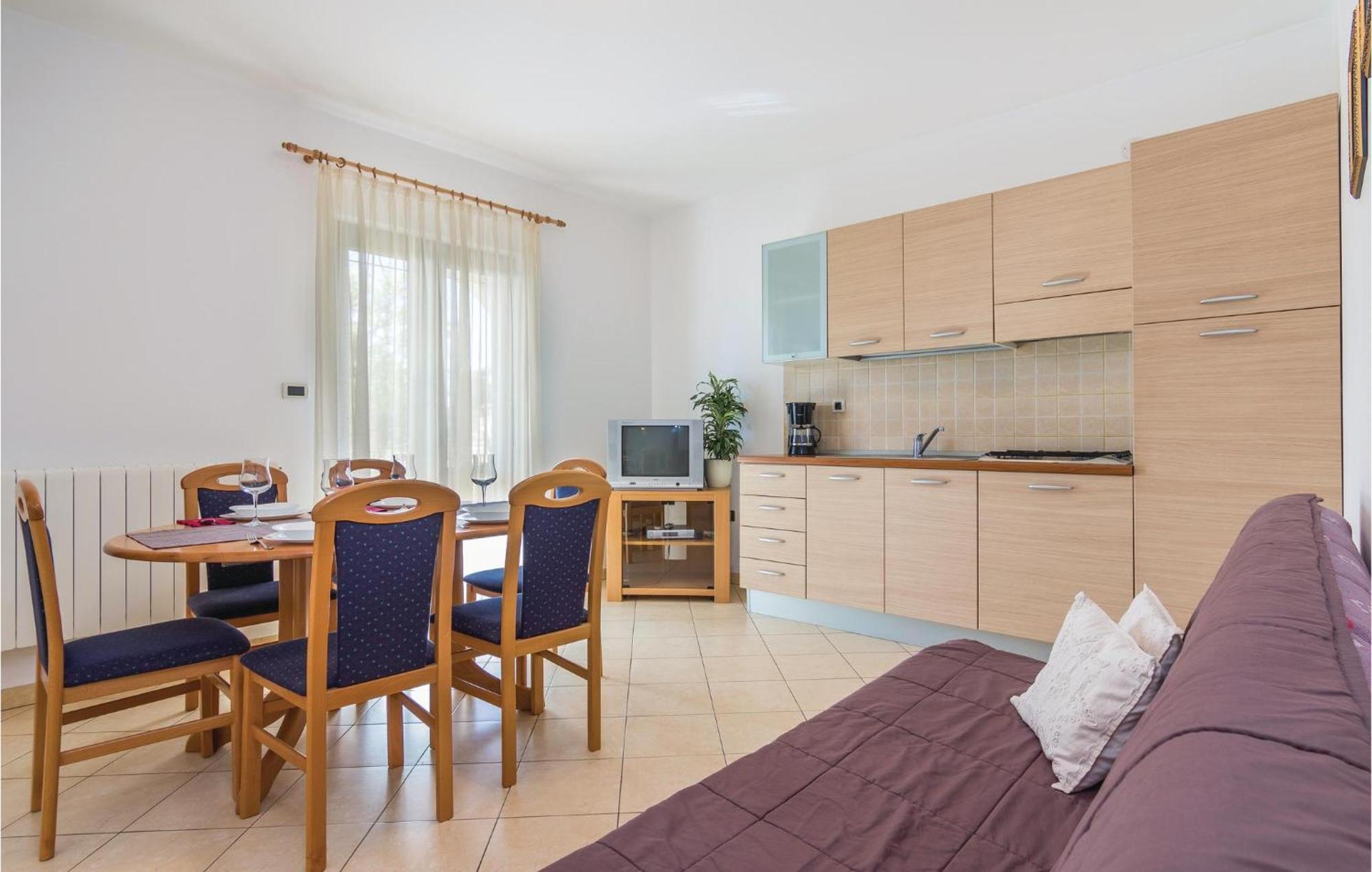 Beautiful Apartment In Porec With Kitchen Exteriör bild