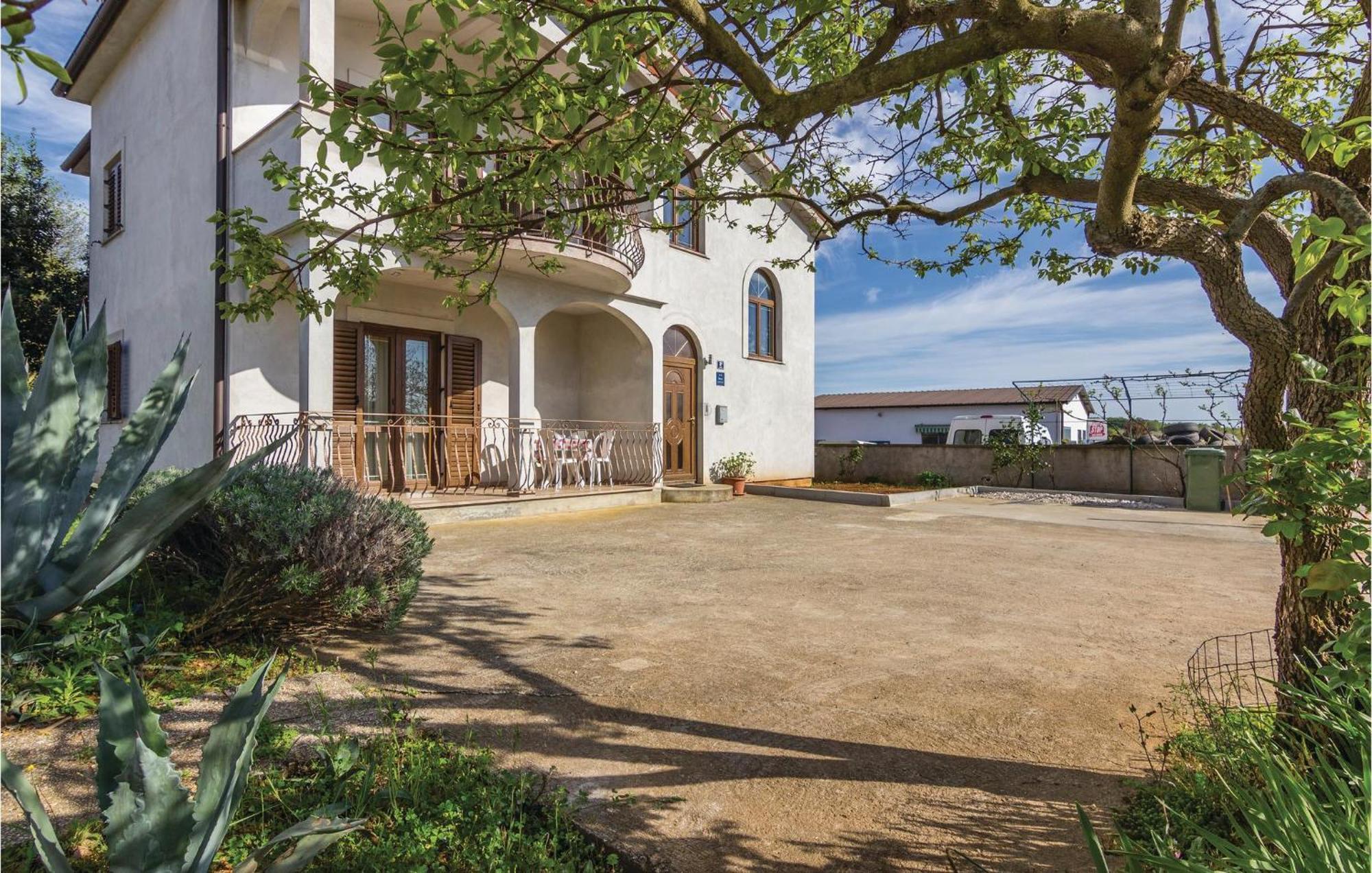 Beautiful Apartment In Porec With Kitchen Exteriör bild