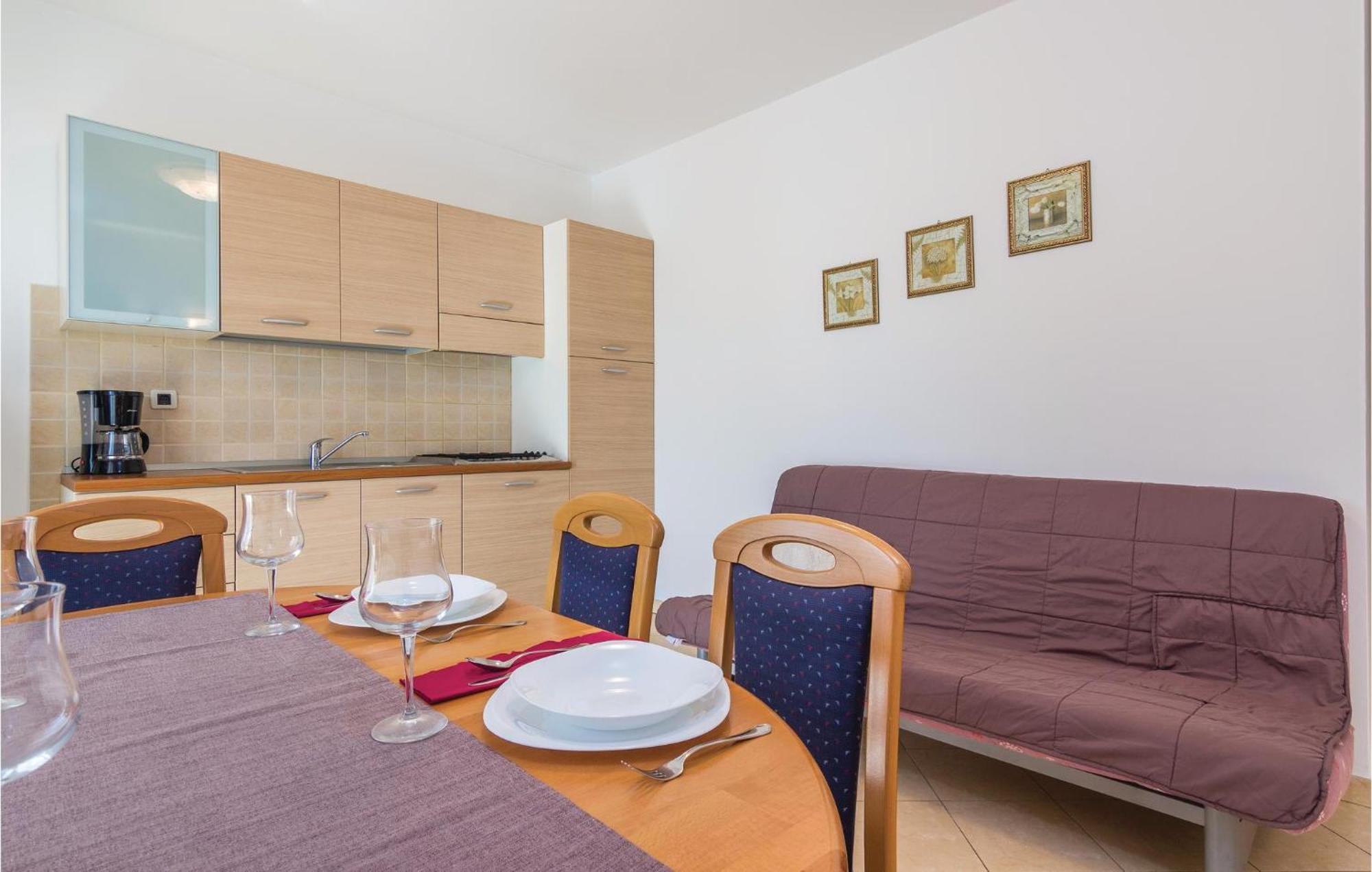 Beautiful Apartment In Porec With Kitchen Exteriör bild
