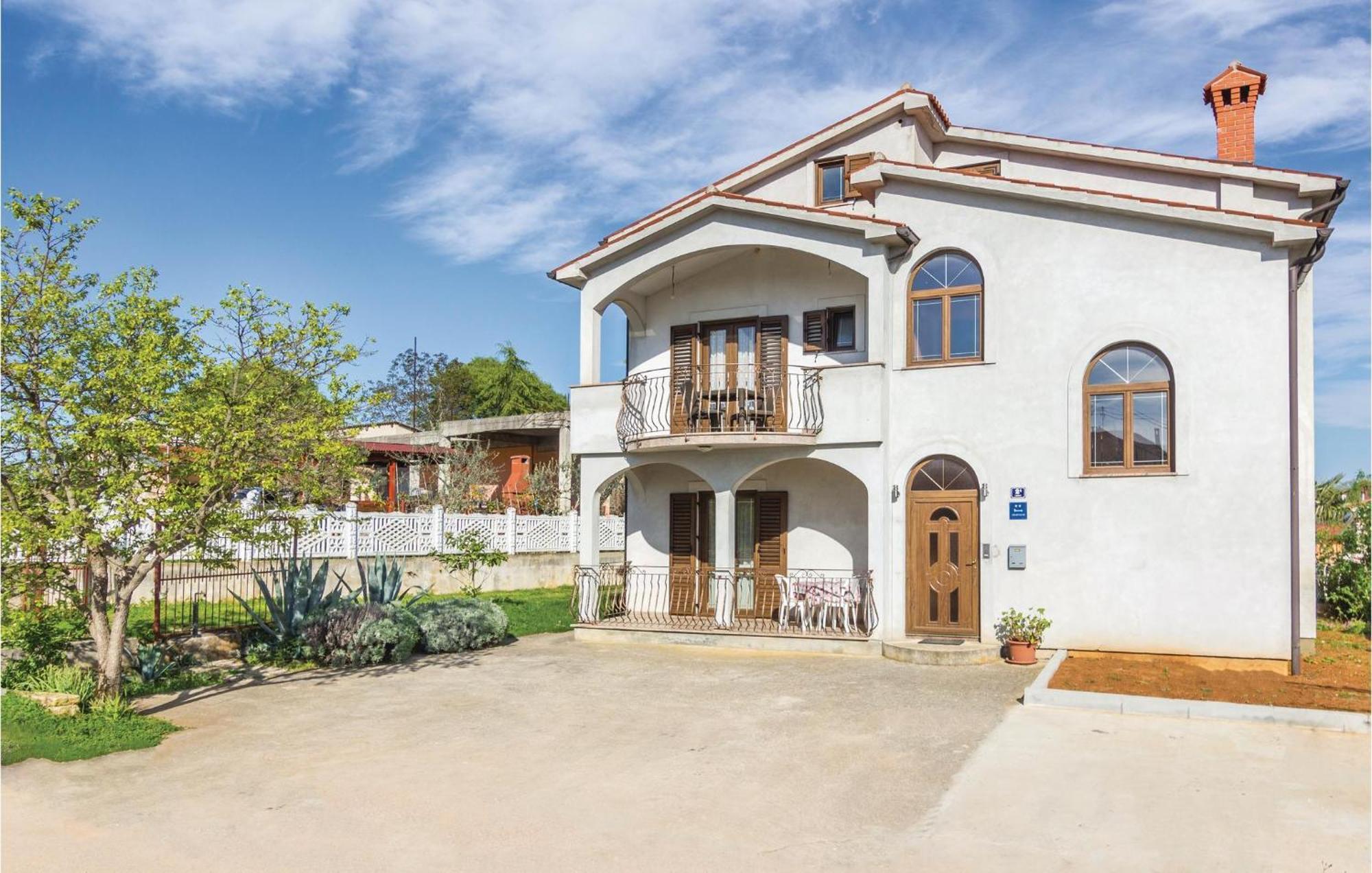 Beautiful Apartment In Porec With Kitchen Exteriör bild